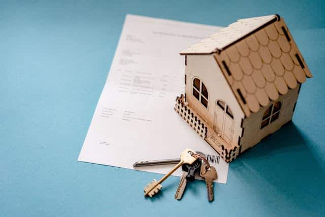 miniature-wooden-house-and-keys