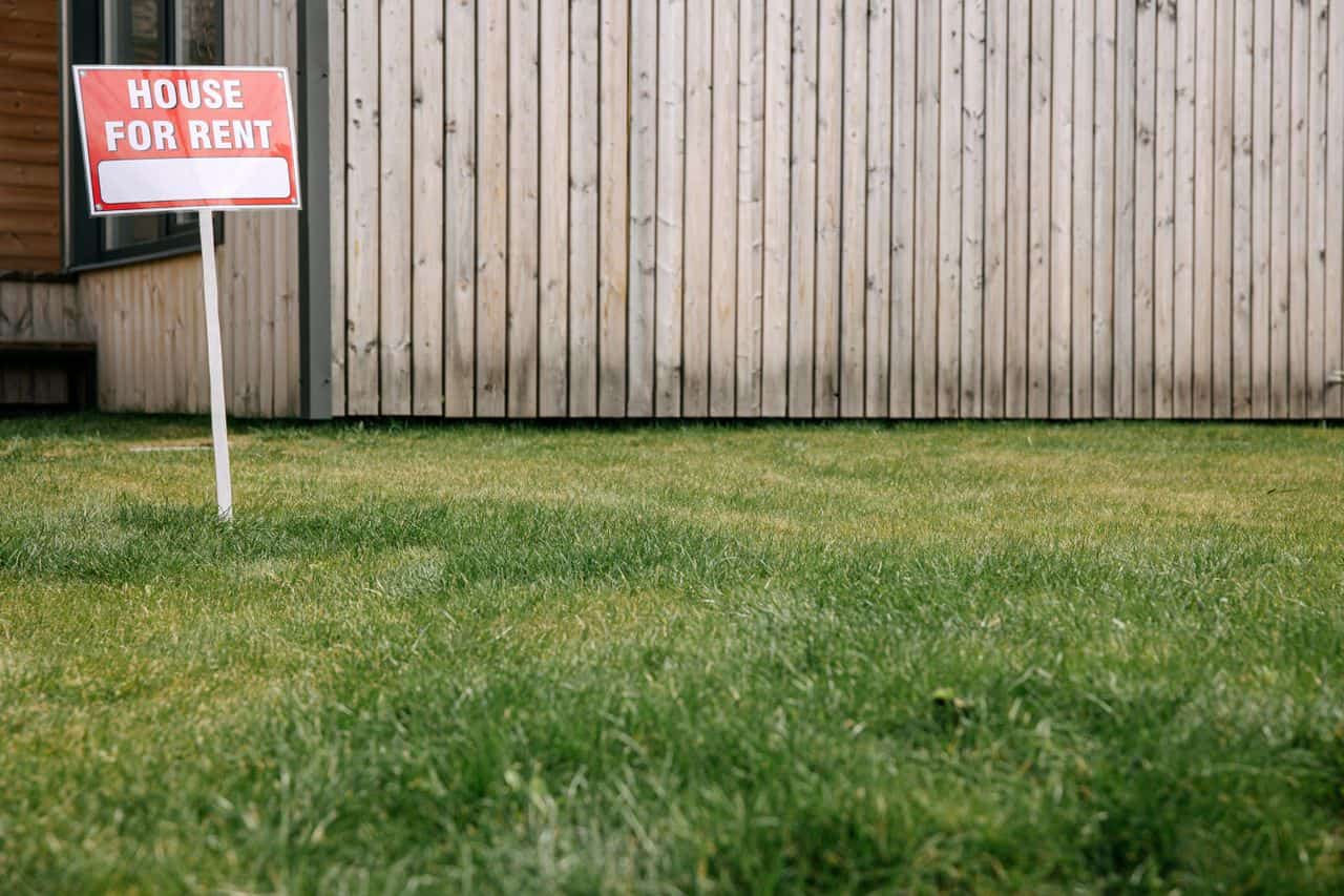 house with for rent sign